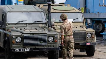 Media: Specjalne naklejki w brytyjskiej "białej flocie". W tle podsłuchy