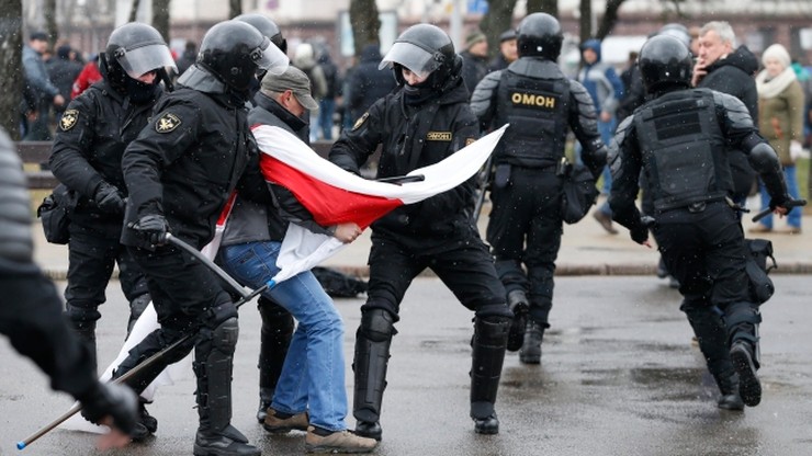 Białoruś: skazany na areszt dziennikarz Biełsatu prowadzi głodówkę