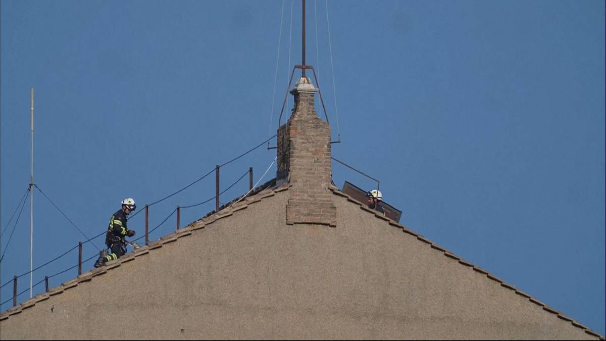 Przygotowania do konklawe w Watykanie. Strażacy na dachu Kaplicy Sykstyńskiej