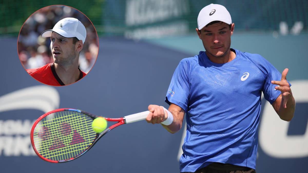 Tenisista w niebieskiej koszulce i białej czapce z rakietą tenisową i piłeczką. W górnym lewym rogu miniatura tego samego tenisisty.