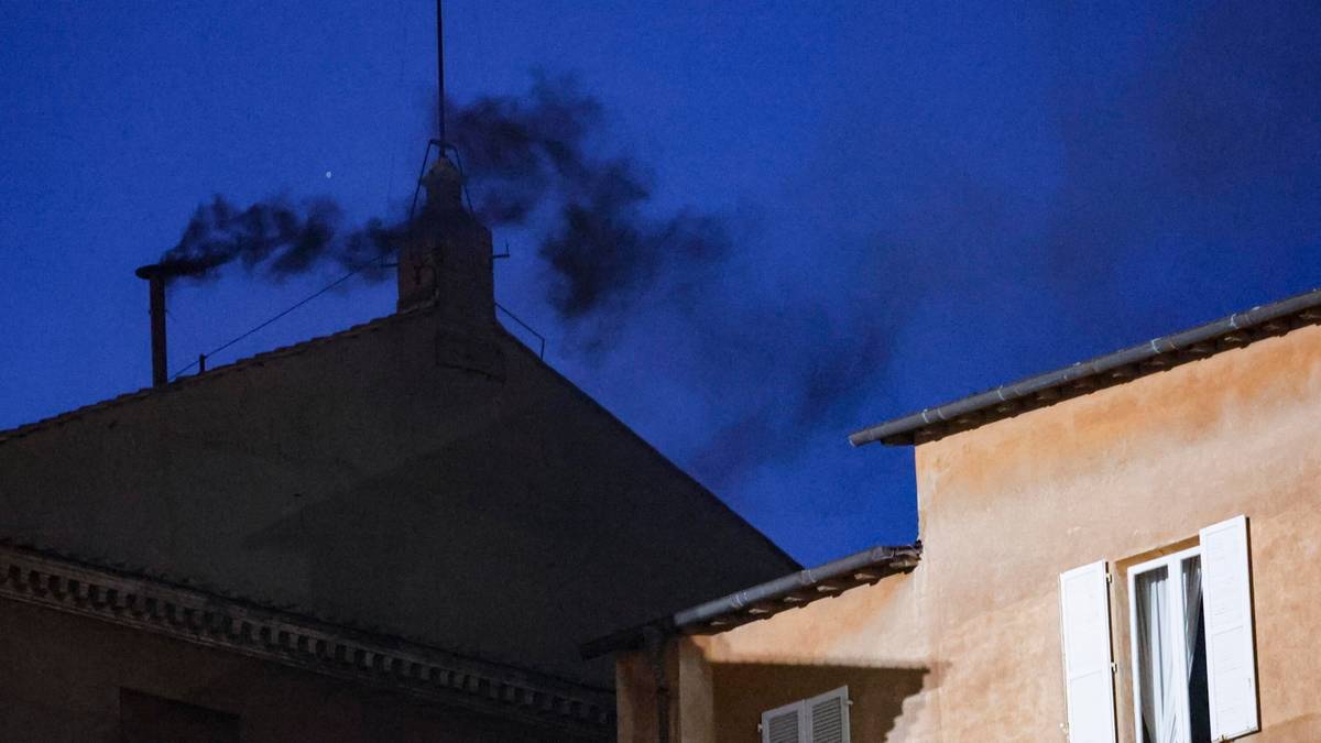 Czarny dym nad Watykanem. Za nami pierwsze głosowanie
