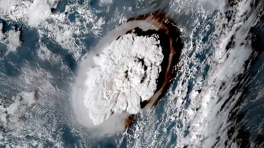 Zdjęcie satelitarne pióropusza popiołów i poprzedzającego go fali uderzeniowej po erupcji wulkanu na wyspach Tonga. Fot. NASA.