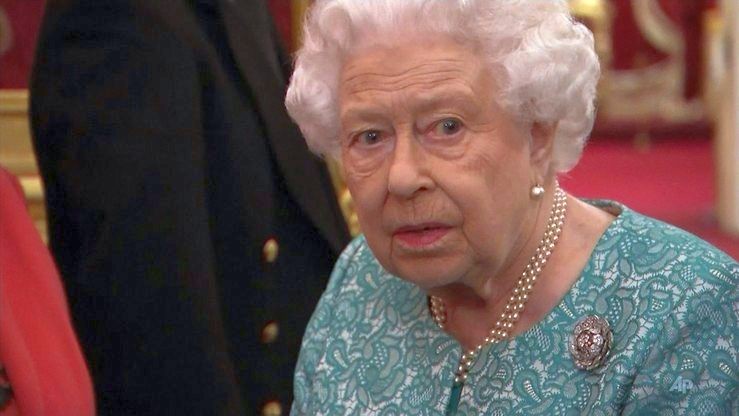 Królowa Elżbieta rezygnuje z naturalnych futer. "Wysyła potężne przesłanie"