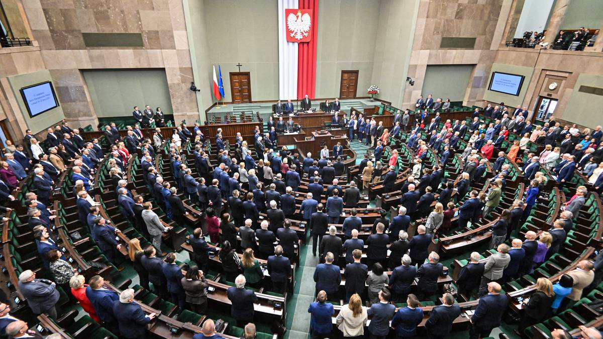 The first poll in the fresh  year. 3  parties outside the Sejm