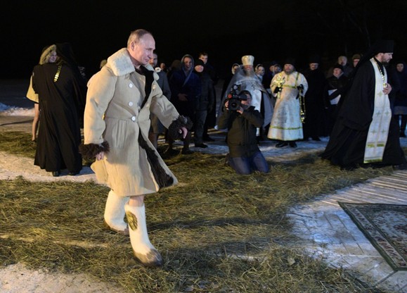 Putin zanurzył się w lodowatej wodzie. Z okazji święta chrztu pańskiego