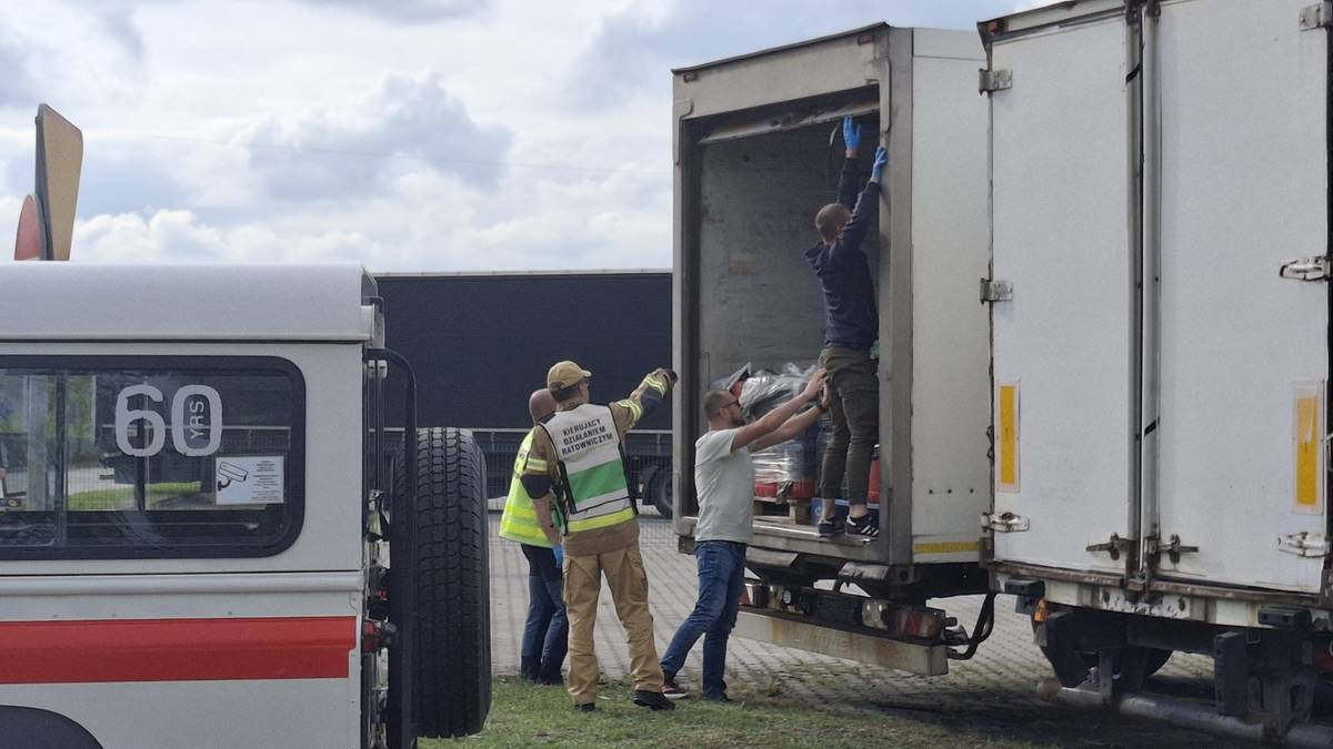 Służby badają zawartość naczep stojących na stacji w Bolesławcu