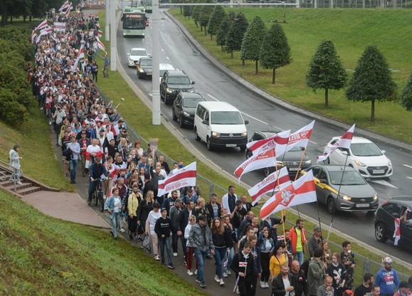 Białorusini zmierzają na marsz protestu w centrum Mińska