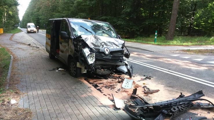 Wypadek pod Szczecinkiem. Bus najechał na zaparkowane auto; 4 osoby ranne