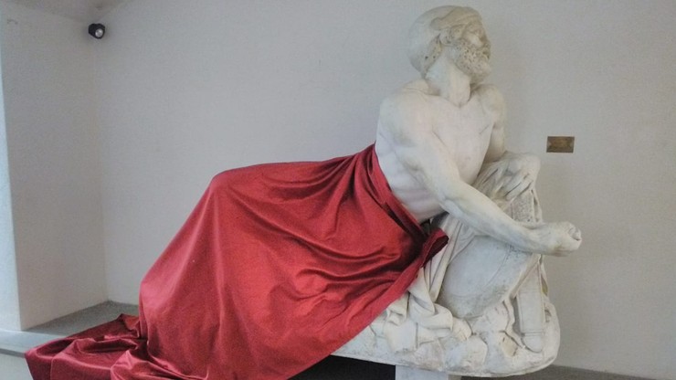 Rzeźba nagiego mężczyzny ocenzurowana we Włoszech. W gmachu odbywało się spotkanie muzułmanów