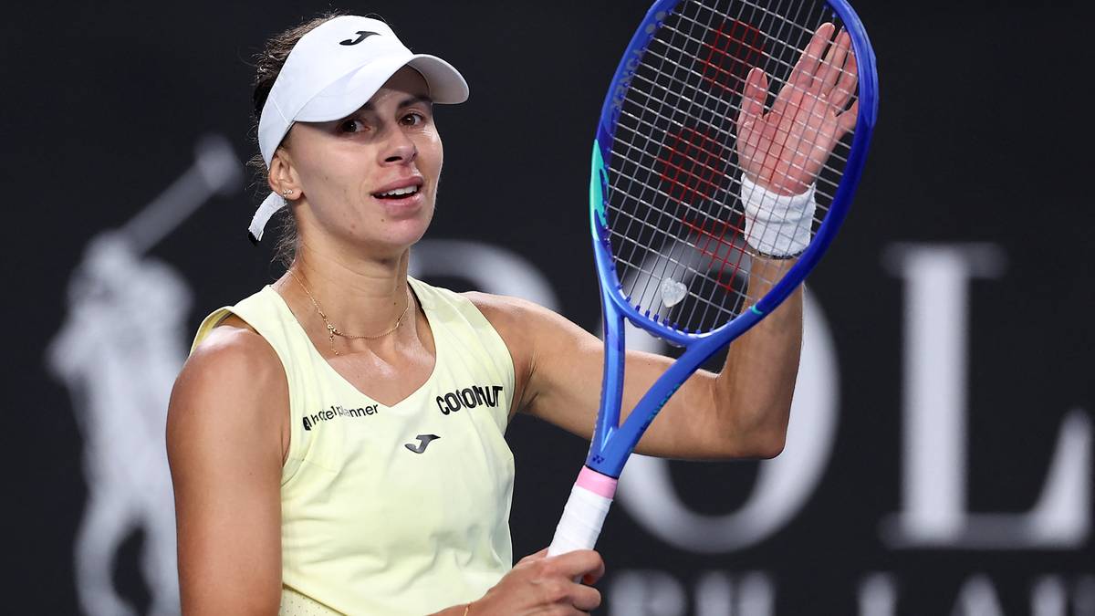 Magdalena Fręch grająca w tenisa, trzymająca rakietę.