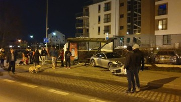 Porsche wjechało w przystanek autobusowy w Gdańsku. Kierowca i pasażer uciekli