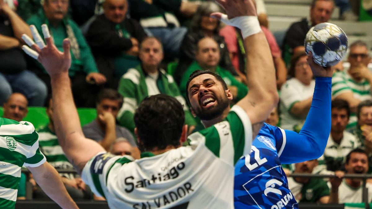 Trzech zawodnik&oacute;w piłki ręcznej walczy o piłkę podczas meczu, dw&oacute;ch w zielono-białych strojach, jeden w niebieskim.