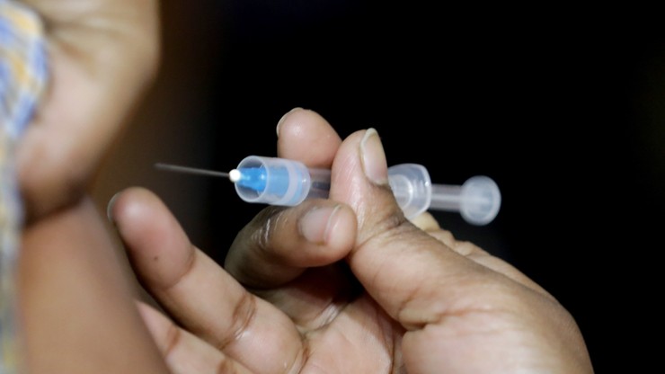 Wielka Brytania: Szczepionka AstraZeneca podana po raz pierwszy. Zamówili 100 milionów dawek