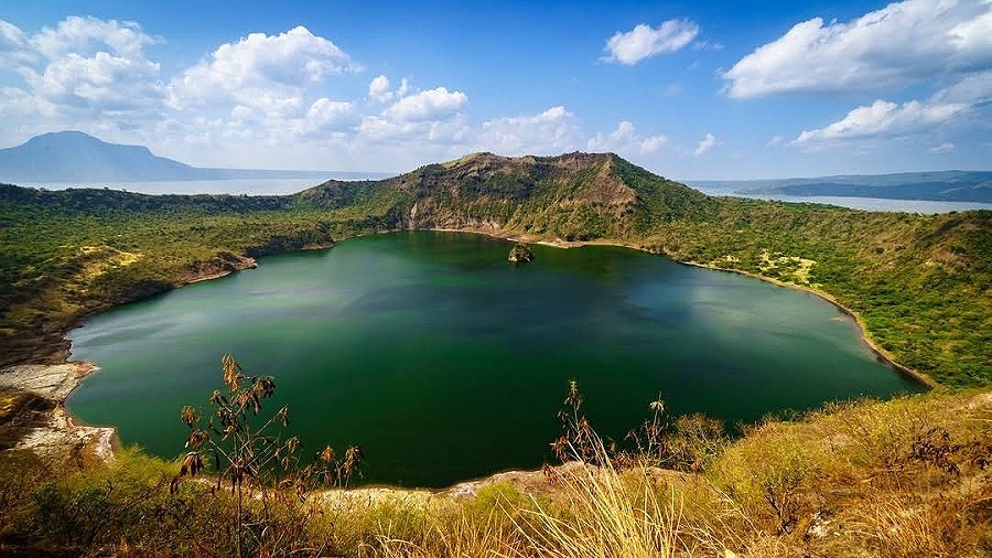 Kaldera wulkanu Taal na Filipinach. Fot. Google Maps.