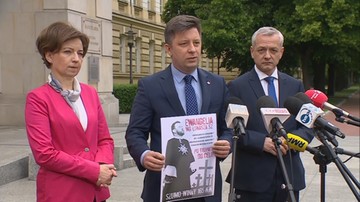 Plakaty wymierzone w Szumowskiego. Ministrowie: żądamy ich usunięcia