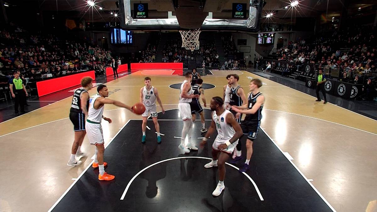 Koszykarze w akcji podczas meczu.