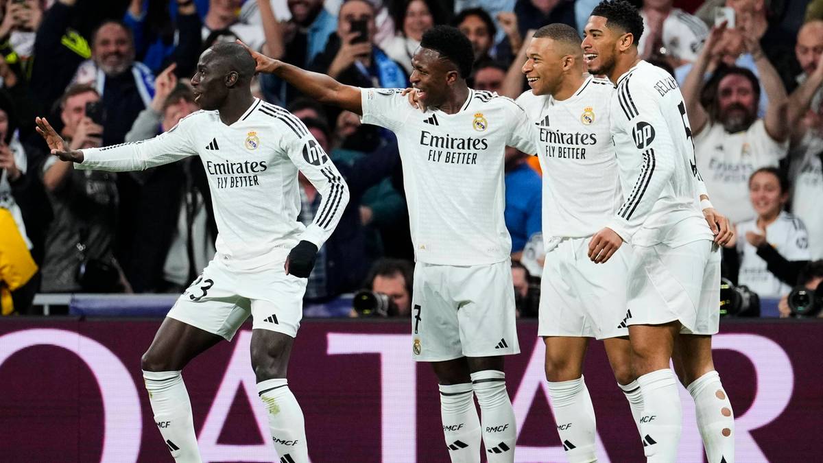 Czterech piłkarzy Realu Madryt w białych strojach świętuje zwycięstwo.