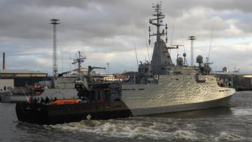 Dwa statki na wodzie w pobliżu portu.