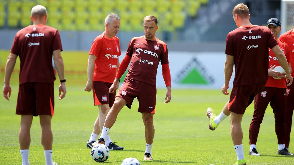 Piłkarze reprezentacji Polski na boisku podczas treningu, przygotowujący się do meczu.