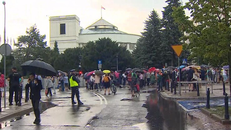 Policja prowadzi czynności w sprawie wwiezienia na teren Sejmu dwóch protestujących