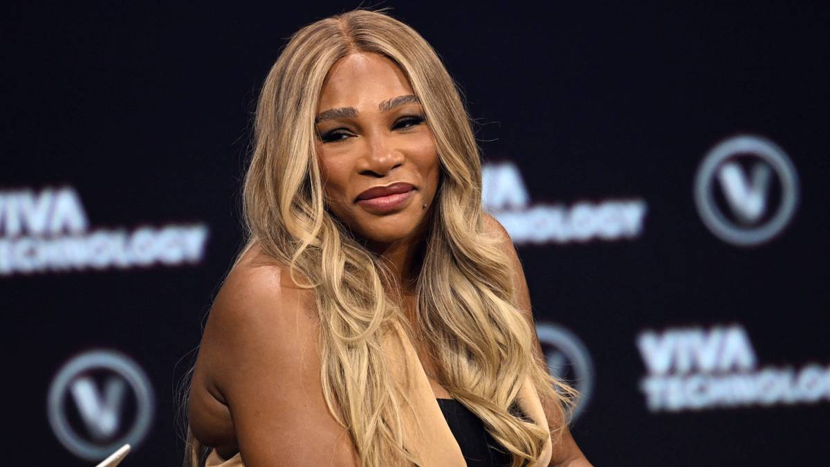 Serena Williams podczas wywiadu, z rozpuszczonymi blond włosami.