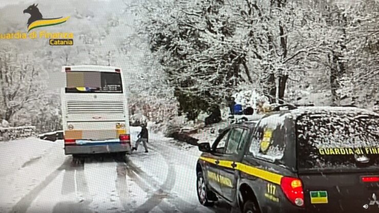 Włochy. Seniorzy z Polski utknęli na wulkanie Etna. Autobus pokonany przez śnieg