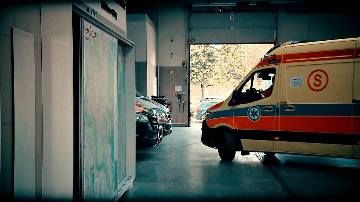 Zaparkowana karetka pogotowia w garażu.