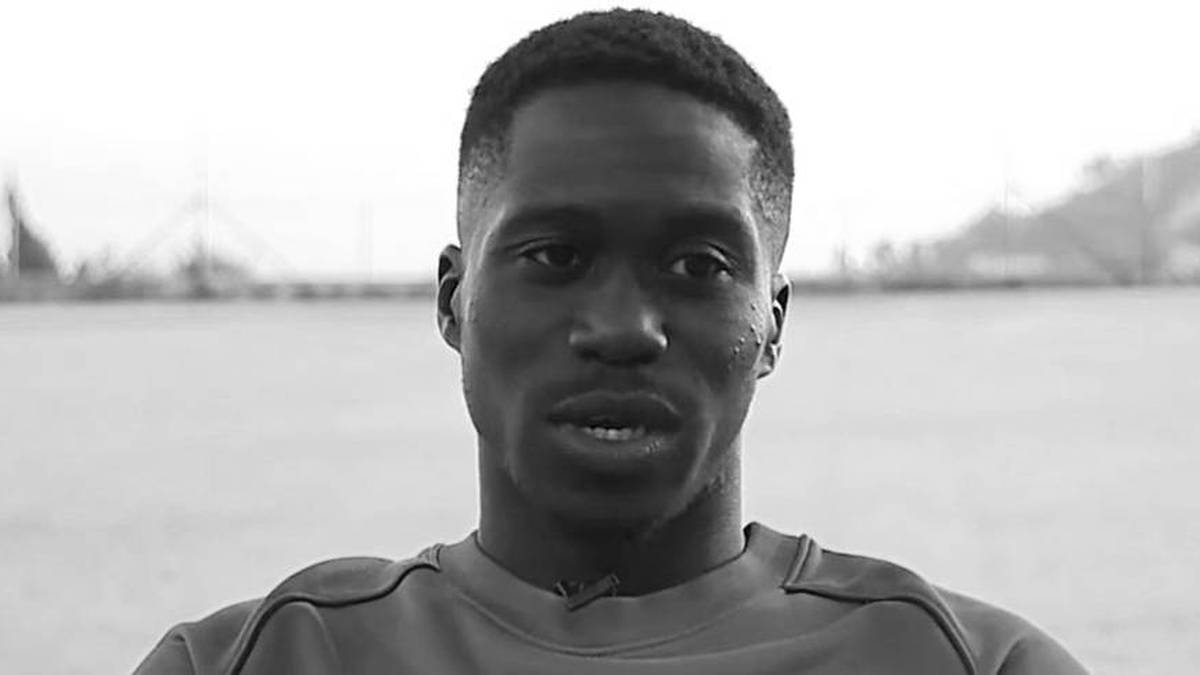 Portret czarno-biały piłkarza Nassura Bacema.