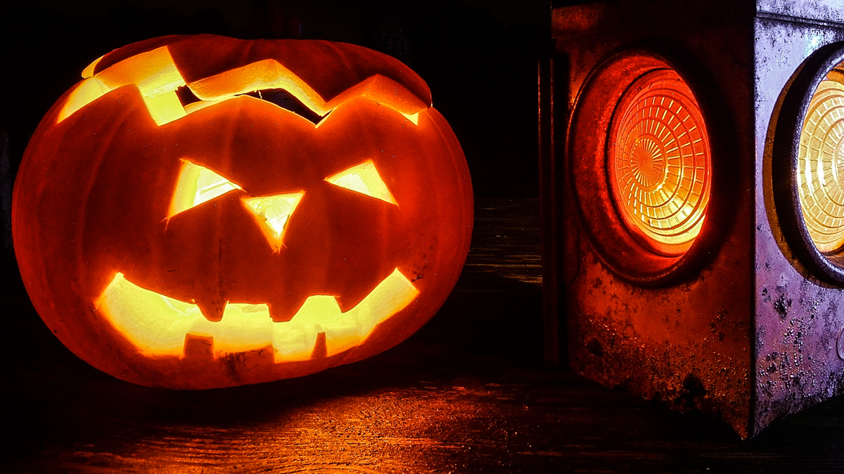 Kokoszniki zamiast kapelusza czarownicy. Rosjanie obrazili się na Halloween