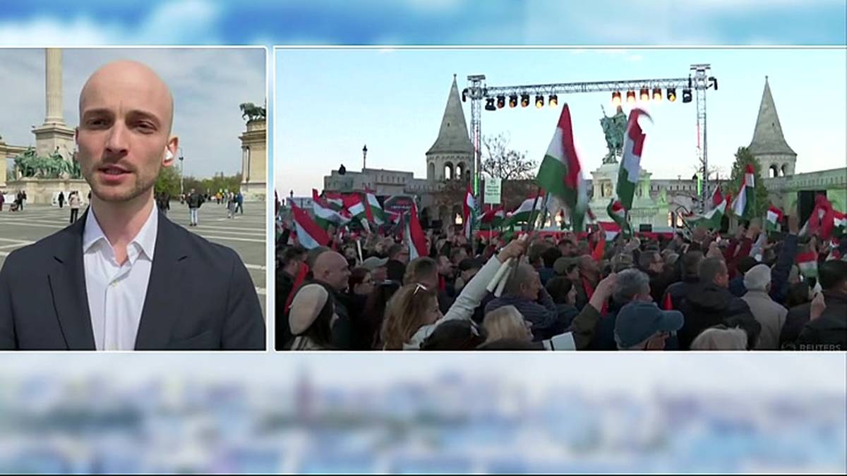 Dwa panele obrazu. Lewy panel: mężczyzna w garniturze m&oacute;wi do kamery na tle placu z pomnikami i budynkami. Prawy panel: duży tłum ludzi trzymających węgierskie flagi na tle sceny z iluminacjami.