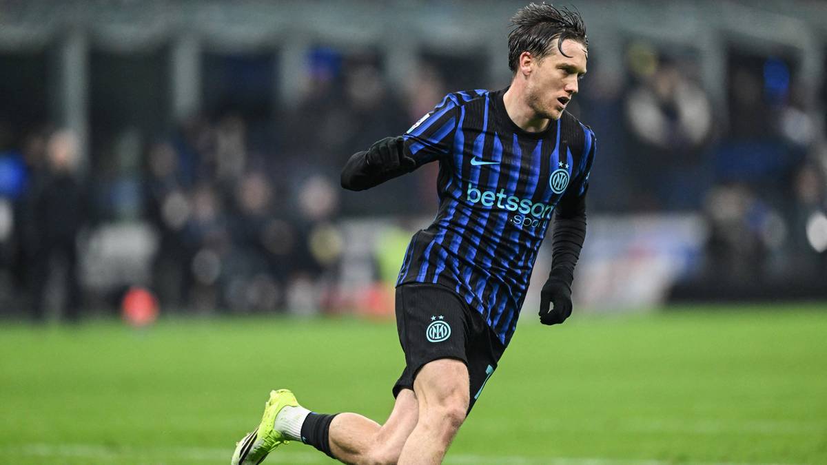 Piłkarz Interu Mediolan w niebiesko-czarnej koszulce z numerem na plecach w trakcie biegu na boisku.