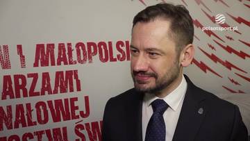 Aleksander Miszalski, mężczyzna w garniturze, udziela wywiadu na tle napisu "MAŁOPOLSKI" i logo "polsatsport.pl".