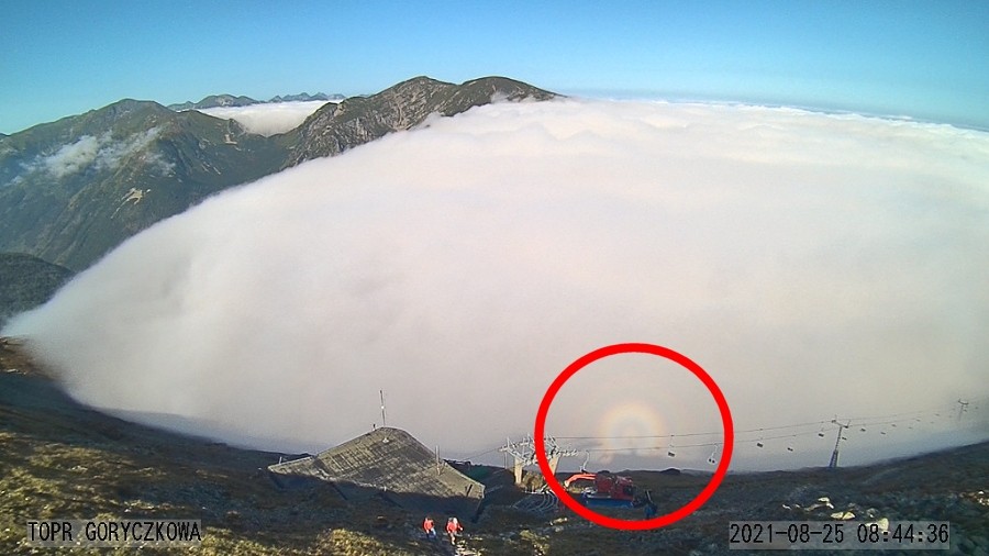 Widmo Brockenu na chmurach w Dolinie Goryczkowej, widziane ze szczytu Kasprowego Wierchu w Tatrach. Fot. TOPR.