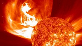 16-08-2022 05:58 Na Słońcu doszło do eksplozji czarnej plazmy, która pędzi w stronę Ziemi. Co nas czeka w środę w nocy?