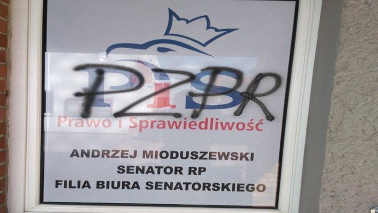Prokuratura umorzyła dochodzenie ws. kartek z napisem PZPR na biurach Czabańskiego