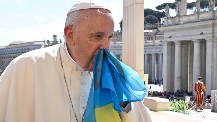 Wojna w Ukrainie. Media: papież Franciszek ponownie ucałował ukraińską flagę