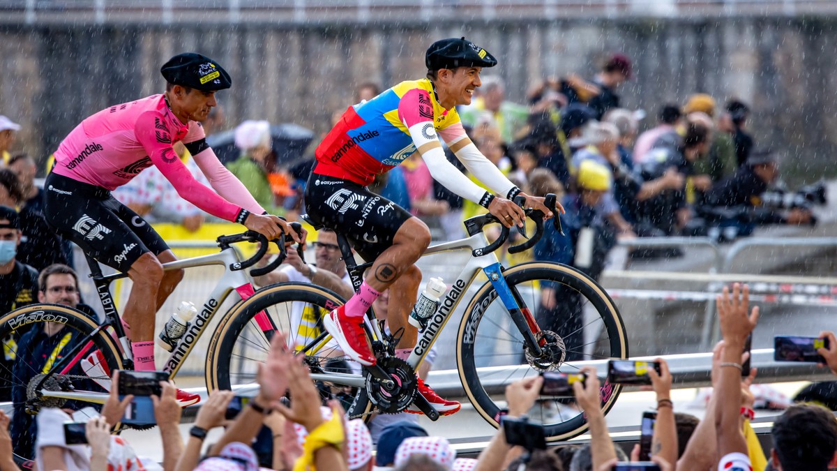 Słynny kolarz wycofał się z Tour de France! Złamanie po wypadku na pierwszym etapie