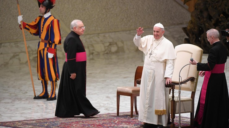 Prezydent Francji jedzie do papieża. W sprawie zamordowanego księdza