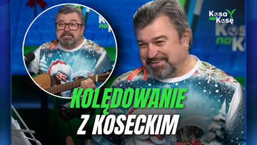 Mężczyzna z wąsami i okularami gra na gitarze i śpiewa. Ubrany jest w bluzę z motywem świątecznym, na tle znajduje się logo programu "Kosa na Kosę".