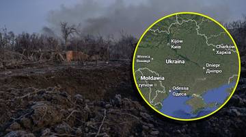 Mapa Ukrainy z zaznaczonymi miastami Kij&oacute;w, Chark&oacute;w, Dniepr, Odessa oraz zniszczony teren z dymem w tle.