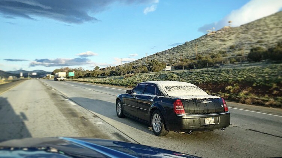 Ośnieżony samochód w Antelope Valley w rejonie Los Angeles. Fot. Twitter @abc7marccr.