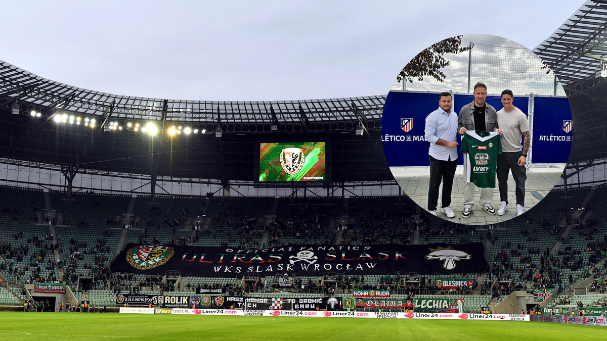 Fernando Torres z koszulką Śląska Wrocław na tle stadionu.