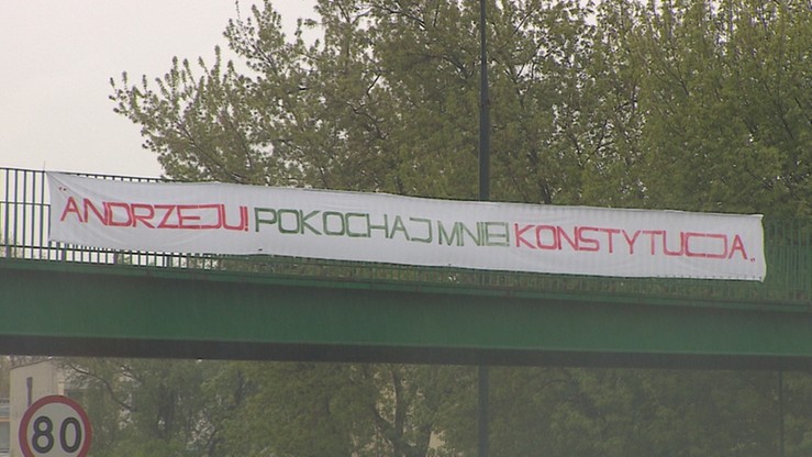 "Andrzeju! Pokochaj mnie! Konstytucja". Nietypowy transparent zawisł w Warszawie