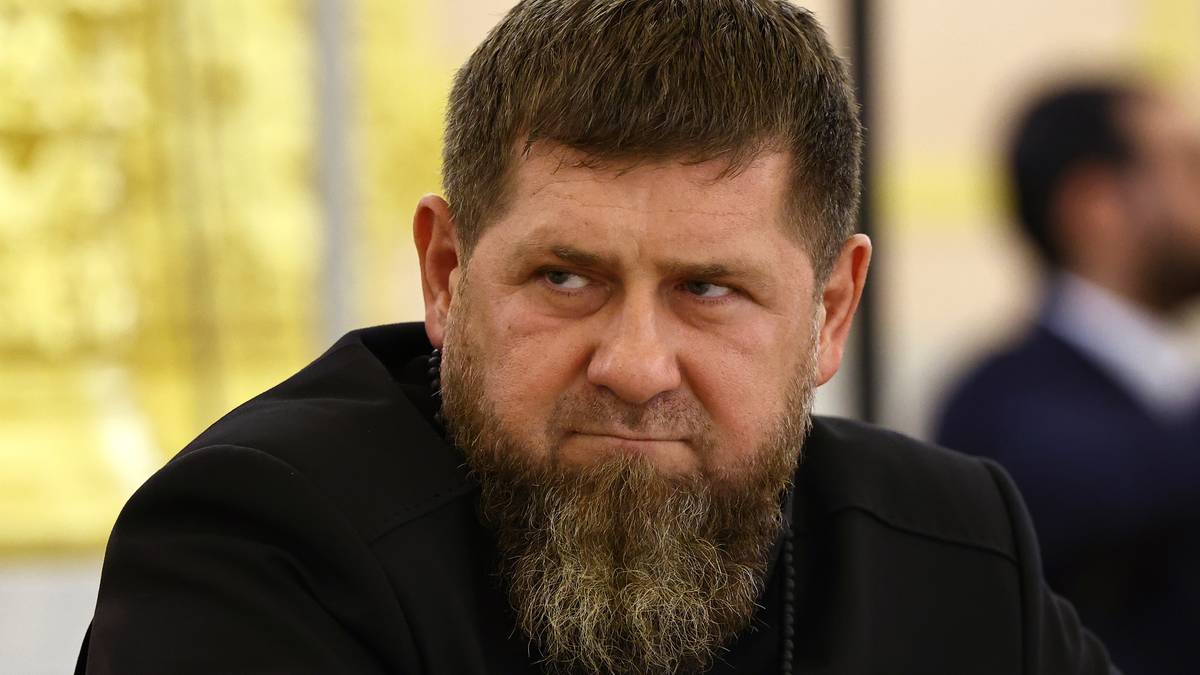 Portret Ramzana Kadyrowa, przyw&oacute;dcy Czeczenii, z widocznym zarostem.