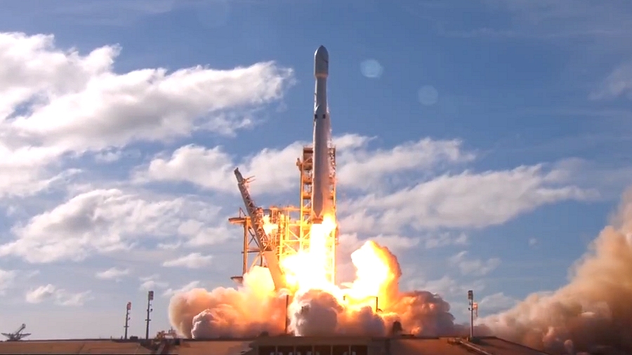 Start rakiety Falcon Heavy. Fot. SpaceX.