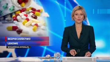 Dziennikarka w studiu telewizyjnym podczas programu informacyjnego o bezpieczeństwie lekowym, z grafiką lek&oacute;w na ekranie.