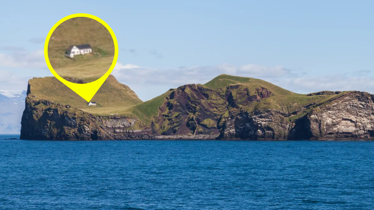 Samotny biały dom położony na zielonym wzg&oacute;rzu skalistej wyspy.