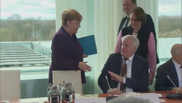 Minister nie podał Merkel ręki. Z powodu koronawirusa [WIDEO]