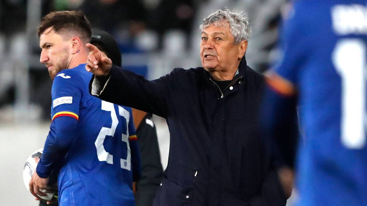 Mircea Lucescu, trener piłkarski, wskazuje palcem w bok, zwracając się do graczy.