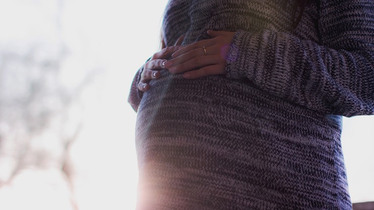 Myślała, że to kamienie nerkowe, okazało się, że jest w ciąży i rodzi. To jej czwarte dziecko
